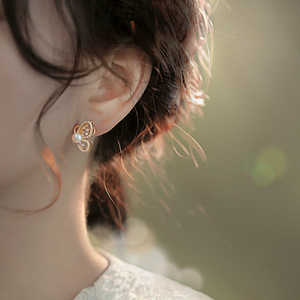 Boucles d'oreilles clous WENCHI 1593 en perles naturelles papillon, au design élégant pour femme - Product Image 4