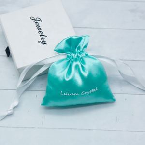 Pochettes cadeaux en satin tendance avec logo personnalisé, sacs à bijoux en satin vert à cordon pour boutique - Product Image 6