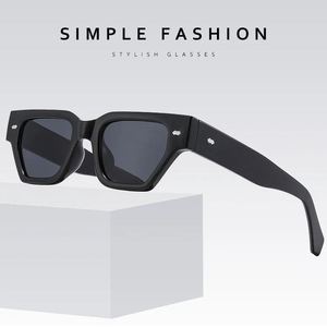 Gafas de Sol Cuadradas Retro 2025 con Logotipo Personalizado, Gafas de Sol Rectangulares con Marco Pequeño y Protección UV400 para Hombre y Mujer - Product Image 2