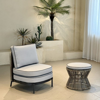 Chaise d'extérieur moderne avec coussin rond et dossier tressé pour jardin, terrasse et balcon