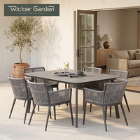 Ensemble de table à manger d'extérieur contemporain en corde tressée avec fauteuils à cadre en aluminium et table rectangulaire à lattes pour projets de villas et complexes hôteliers