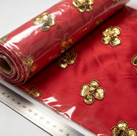 Tissu satiné rouge mat vibrant avec broderie de sequins et perles dorées pour tenues de cérémonie pour garçons et robes de soirée/Qipaos