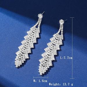 Magnifiques boucles d'oreilles pendantes tendance pour femme, ornées de strass en cristal, au design polyvalent, idéales pour les soirées. - Product Image 5