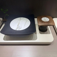Table basse carrée sculpturale à deux niveaux en bois mat foncé, à profil bas, moderne et sophistiquée, pour salon ou espace détente