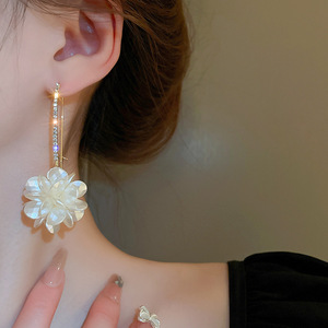 Boucles d'oreilles pendantes style coréen plaqué or pour femme, avec strass, longues boules florales, perles blanches et pétales de fleurs en coquillage – <span class=keywords><strong>YUMMY</strong></span> - Product Image 2