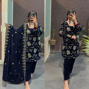 Traje de Terciopelo Pesado Puro con Bordado Intenso, Trabajo de Lentejuelas Múltiples, Manga con Bordado Completo, Hermoso Color Azul Oscuro - Product Image 2