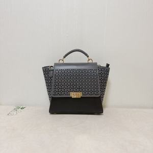 Sac à main élégant pour femme en cuir PU, style classique à rabat, motif ajouré, fermeture à cadenas, bandoulière amovible, grande capacité, design de créateur - Product Image 6