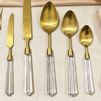 Ensemble de couverts de luxe en acier inoxydable doré avec manche en acrylique transparent, couteau à dîner à prise diamantée pour la mise en place de tables de mariage et d'hôtel
