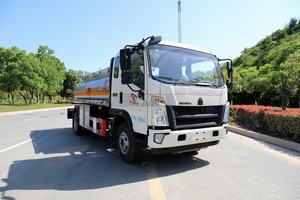 Camion <span class=keywords><strong>citerne</strong></span> HOWO <span class=keywords><strong>5000</strong></span> litres 4*2 Mini camion <span class=keywords><strong>citerne</strong></span> à carburant à vendre - Product Image 6