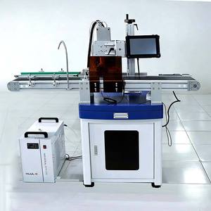 Machine de marquage latéral UV laser personnalisée en usine avec convoyeur automatique et fonction d'arrêt pour le marquage des logos/noms/dates sur les coques d'ampoules/bols, vitesse réglable - Product Image 1