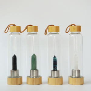 Bouteille d'eau en verre avec pointe de cristal naturel et couvercle en bambou, pierre de guérison en quartz - Product Image 3