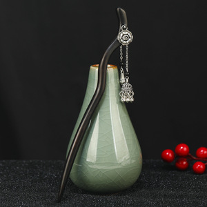 Pasador de pelo de madera de ébano con un estilo chino moderno, con un colgante de plata antigua y diseño de ébano, adecuado para cheongsams. - Product Image 1