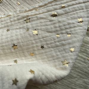 Tissu imprimé de mousseline de <span class=keywords><strong>gaze</strong></span> de coton <span class=keywords><strong>double</strong></span> froissé personnalisé nouveau style de dorure à paillettes pour pantalons, shorts, chemises et sacs - Product Image 3