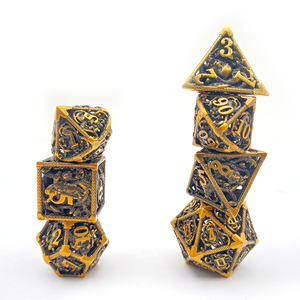 <span class=keywords><strong>Jeu</strong></span> de dés de luxe TCG <span class=keywords><strong>RPG</strong></span> avec logo gravé personnalisé 7 pièces dés polyédriques 8 côtés creux <span class=keywords><strong>en</strong></span> métal invocation forme carrée - Product Image 6