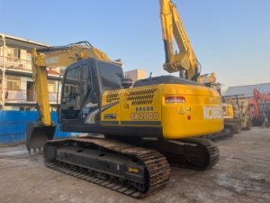 Excavadora Kobelco SK200 Usada de Buena Calidad, Buena Vida Útil de la Oruga, Bien Mantenida, Entrega Inmediata Disponible - Product Image 4