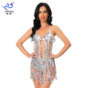 Ensemble deux pièces Yihuang Performance Wear, bikini à sequins argentés et franges, pour spectacle de danse et tenue de scène - Product Image 2