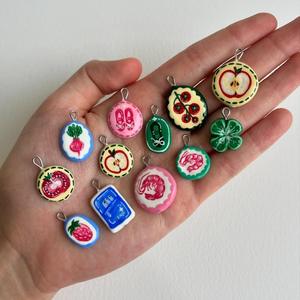 Charmes en émail personnalisés, art de jardin peint à la main, miniature durable, design de fleurs en forme de cœur - Product Image 2