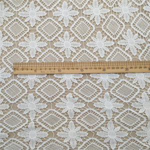 Tissu en dentelle guipure africaine brodé floral blanc, écologique et soluble dans l'eau, idéal pour les vêtements et les textiles de maison – Grande Vente - Product Image 5