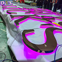 Panneau LED de magasin de signalisation extérieure de bâtiment de lettre en métal 3D avec des enseignes électroniques rétroéclairées par lumière rose pour la décoration