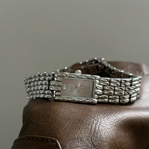 Nouvelle Montre à Quartz Rectangulaire Simple et Tendance avec Bracelet en Alliage, Style Vintage Petit Sucre, Montre Dorée pour Femme - Product Image 1