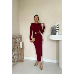 Vestido de Noche Borgoña Ajustado con Cuello Alto, Fruncido y Aberturas, de Satén, Ajuste Cómodo, Cintura Natural - Product Image 3