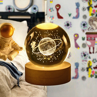 Estilo moderno para lámpara de luna de astronauta, Base de pantalla LED de cubo de madera al por mayor con bola de cristal, esfera De Luna Iget para mesa de decoración