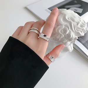 Anillo abierto de banda ancha de Plata de Ley 925 escultural moderno, estructura curva minimalista, joyería fina para mujeres y hombres - Product Image 1