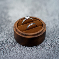 Großhandel Luxuriöse Kleine Schmuck-Geschenkverpackung Runde Holz-Eheringbox Massivholz oder Mit Fenster