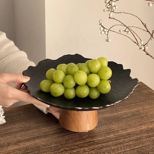 Assiettes créatives en céramique à bord irrégulier Base en bois Bols à collation décoratifs pour table Assiette à dessert pour gâteau et fruits - Product Image 2