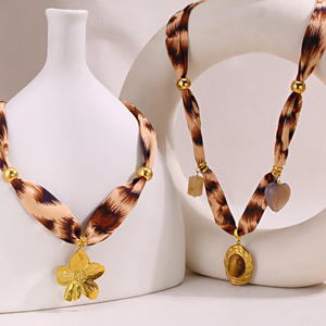 Europäisch-amerikanischer Retro-Nischen-Design-Anhänger mit Leopardenmuster aus 18K Gold Edelstahl, hochwertige Seidenschal-Halskette - Product Image 1