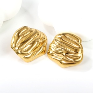 Boucles d'oreilles clous irrégulières en forme de croissant, plaquées or 18 carats, étanches, anti-ternissement, en acier inoxydable, hypoallergéniques, délicates - Product Image 1
