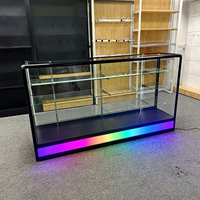 Rauchershop-Dekorationen Aluminiumrahmen Gehärtetes Glas Vitrine mit LED-Beleuchtung Farbiger Sockel Anpassbare Größe