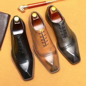 Chaussures habillées formelles pour hommes en cuir véritable, style anglais, gravées - Product Image 1