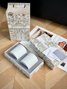 Vela Aromática de Lujo en Cerámica, Regalo para Mujer, Fragancia para el Hogar, Relajante Corporal - Product Image 4