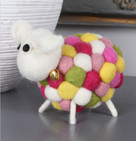 Ornement de mouton arc-en-ciel en feutre de laine fait main avec clochette, figurine d'animal en feutre mignonne, décoration de table pour la maison, cadeau artisanal pour les fêtes