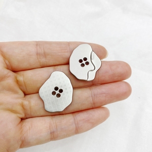 Biểu Tượng Tùy Chỉnh 4-Lỗ Hình Dạng Không Thường Xuyên Kim Loại Nút Cho Phù Hợp Với & Áo Khoác Thân Thiện Với Môi Kẽm Hợp Kim Mạ Điện Nút May - Product Image 5