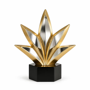 Trofeo Piramidal de Metal Pulido Summit con Diseño de Escultura Artística, Tema de Amor, Trofeo de Premio Personalizado - Product Image 4