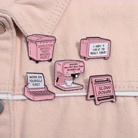 Épingles en métal émaillé de style rose pour femmes US Casual Freedom Lapel Pin for American USA Girls Jeans Bags Ornament