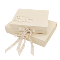 Boîte cadeau personnalisée de style livre en ivoire avec un ruban en satin et un couvercle uni pour les cadeaux d'affaires et d'entreprise