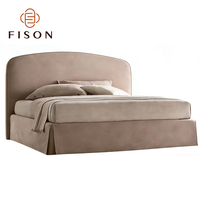 Lit en bois rembourré avec tête de lit incurvée haute, base à volants, tissu velours, taille personnalisée, pour chambre principale de villa