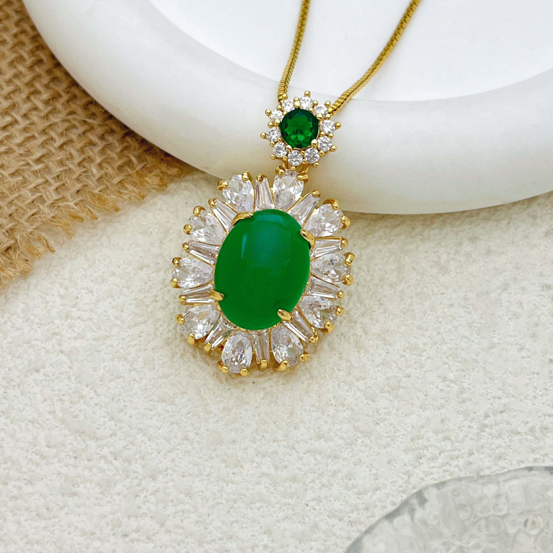 Xl1122 oval flower necklace in gold