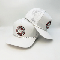 Casquette de sport imperméable en polyester blanc personnalisée OEM ODM avec trous découpés au laser, détail corde et logo personnalisé
