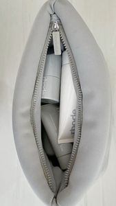 Pochette Dragonne Matelassée Grise de Style Doudoune en Néoprène Imperméable avec Logo Personnalisé, Trousse de Maquillage Rembourrée en Néoprène - Product Image 4