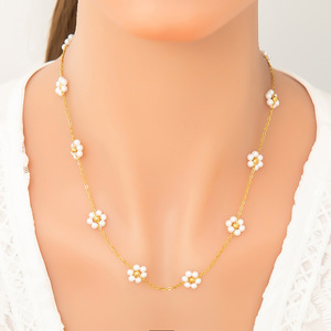 Collier de perles florales pour femmes, chaîne en or, perles blanches, design floral, chaîne de clavicule, à porter au quotidien - Product Image 1