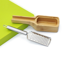 RVS kaasrasp met handgrepen en houten opbergdoos - Keukenrasp, houten rasp, citrusrasp