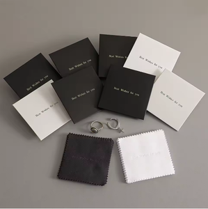 Chiffonnette en microfibre douce argentée avec boîte en papier personnalisée pour cadeau d'anniversaire, de mariage et entretien de bijoux - Product Image 3