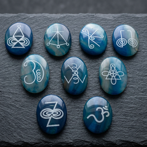 Conjunto de piedras preciosas de ónix azul ovalado pulido, artículos de colección artísticos para uso en Feng Shui, conjunto de Karuna Reiki tallado y grabado de alta calidad de Gujarat - Product Image 2