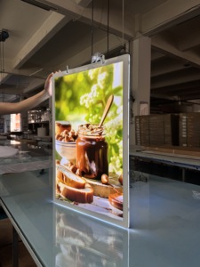Panneau <span class=keywords><strong>publicitaire</strong></span> double face en acrylique format A2 A3, panneau magnétique, <span class=keywords><strong>agence</strong></span> immobilière, boîte à lumière LED pour vitrine - Product Image 2