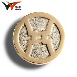 Badge publicitaire rond en métal doré de luxe pour voiture, idéal pour les cadeaux - Product Image 2