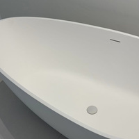 Baignoire autoportante moderne en surface solide Gurgle, baignoire en pierre artificielle avec drain, blanc mat, facile à nettoyer, pour intérieur